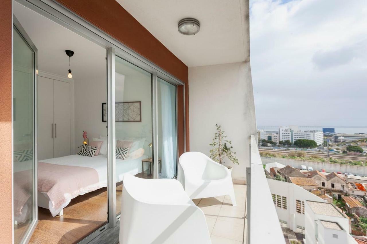 Metro & Pool Apartment Lissabon