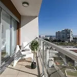 Lisbon Metro&Pool Apartment