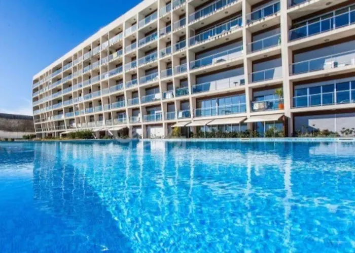 Lisbon Metro&Pool Apartment